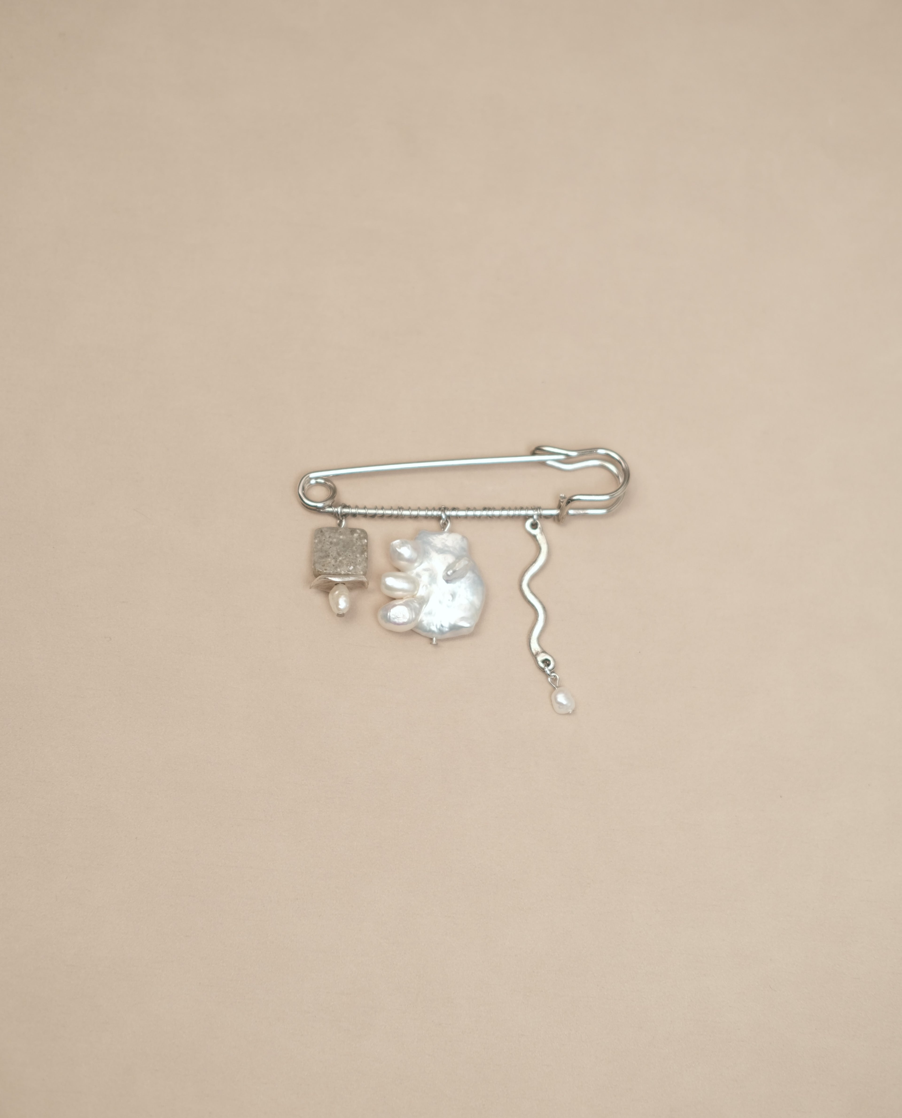 Perle Laide Pin 002